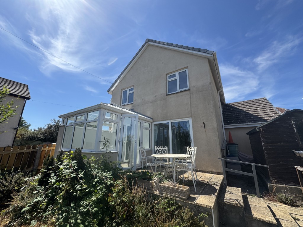 Lot: 191 - DETACHED FOUR-BEDROOM HOUSE IN POPULAR LOCATION - Rear view of the property